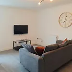 Large 2 Beds Flat- 3Min Walk From Centre