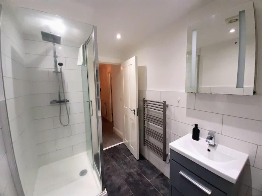 Large 2 Beds Flat- 3min Walk From Centre Apartment Reading
