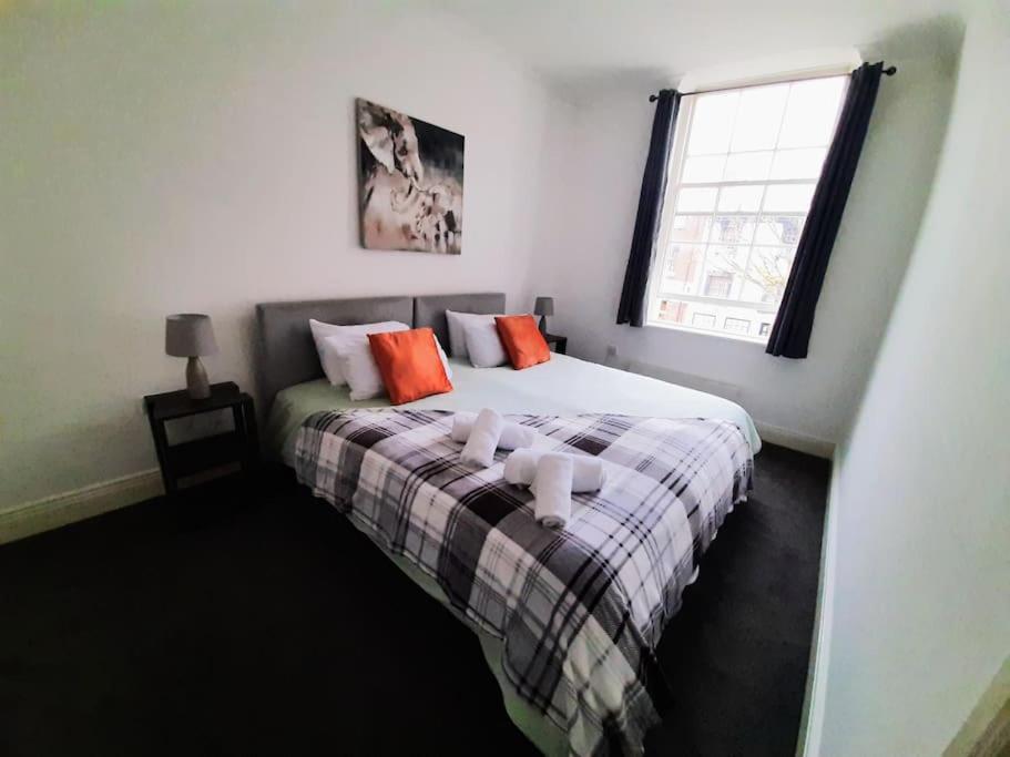 Large 2 Beds Flat- 3min Walk From Centre Apartment *