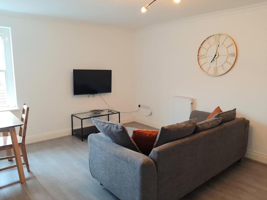 Apartment Large 2 Beds Flat- 3min Walk From Centre Reading